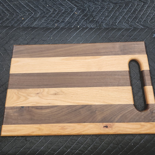 Traditional cutting board single handle